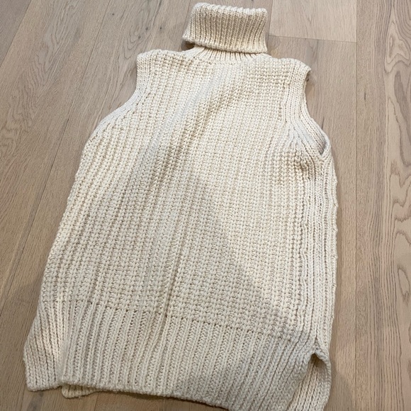 Sleeveless turtleneck/vest - Picture 2 of 4